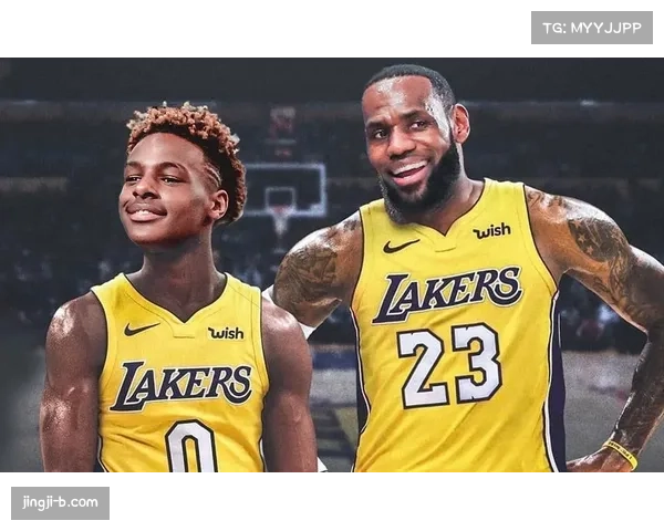 詹姆斯为布朗尼庆生晒父子合影共度高尔夫亲情时光温馨满满